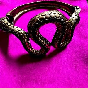 💛gold snake cuff bracelet. Black details. 💛